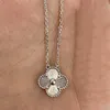 Nytt klöverhalsband Kvinnors halsband Högkvalitativ enkelblomma Mother Shell Pendant Halsband Rostfritt stål Rose Designer Halsband Gift