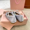 Yoga Ballett flach Luxus Designer Schuh für Frau Miui Schleife Seide Ballerina Outdoor Schuh Leder Tanz Trainer Freizeitschuhe Top Schwarz Weiß Hausschuhe