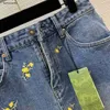 Designer rok Damesjurk merkrokken mode-logo Zomervrouw denimjurken met hoge taille dames reizen Gele bloem borduurdecoratie 26 maart