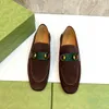 40 Modelo Moda Hombres Zapatos de cuero ocasionales Patrón de cocodrilo Zapatos de vestir de diseñador de lujo Zapatos de boda sin cordones Brogues de cuero Tamaño grande 38-46