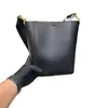 디자이너 가방 여성 진짜 송아지 가죽 버킷 가방 여러 가지 색상 단순하고 실용적인 인테리어는 스크래치를 두려워하지 않는 스웨이드 핸드백입니다.