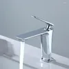 Torneiras da pia do banheiro Torneira da bacia Deck Mount Bronze Single Handle Mixer Tap Armário Varanda Fria e Água