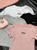 Damen-Strick-T-Shirts Designer 24 Frühjahr Neues europäisches Slim-Fit-Rundhals-Kurzarm-T-Shirt mit Schulterunterseite High-End-Oberteil Damenmode U7V0