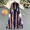 Haakbloem uitgeholde kanten jurk, godinstijl, elegante taille opstaande kraag, lange jurk met enkele rij knopen en grote zoom 590970