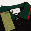 Camisa polo de diseñador Camisetas clásicas Hombres Mujeres Verano Rojo Cuello verde Camisa de manga corta Dos colores