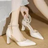 Модельные туфли, белые туфли на щиколотке с жемчужным ремешком и ремешками, модные женские туфли-лодочки на высоком каблуке, пикантные свадебные туфли на шпильке