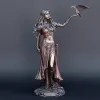 Sculpturen Harsbeelden De Keltische godin van de strijd met kraaizwaard Bronzen Morrigan Finish Standbeeld Ghost Head Cup Harsambachten