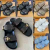 Sandaler 10A Top Quality Designer Sandal Mules äkta läder Casual Shoe Bom Dia Sandale Justerbar Buckle Womans Gladiator Slipper Flat Sliders Summer Beach