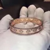 Bracciale rigido in ottone con quattro foglie di gioielli all'ingrosso di lusso, braccialetto con zirconi, da donna, placcato in oro