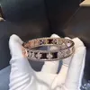 Bracciale rigido in ottone con quattro foglie di gioielli all'ingrosso di lusso, braccialetto con zirconi, da donna, placcato in oro