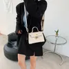 En iyi kadın tasarımcılar klasik flip mandal moda kadın çantası trend çizgisi kabartmalı kadın omuz çantası trend crossbody çanta