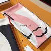 2024 Kvinnors designer Silk Scarf Fashion Brand Wrap Head Scarfs Square Silk Twill Pashmina Scarves Shawle Pleated Birthday Present Enkel att matcha mjuk beröring