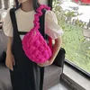 Casual gesteppte silberne Umhängetasche für Frauen trendige Handtaschen Designer plissierte gepolsterte Nylon kleine Affarm -Geldbörsen 240322