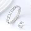 Conjunto de joias femininas com padrão de grama de quatro folhas tendência da moda de venda quente pulseira de anel banhado a ouro feminino