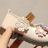 Sapatos baixos estilo vintage para meninas com decoração de flores, sapatos leves de princesa com sola antiderrapante