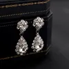 Två stycken uppsättning av diamantfärghalsband och örhängen för kvinnor med ljust lyxtemperament, nisch och mångsidig benbenkedja, fashionabla brudsmycken