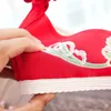Veowalk Frauen Satin -Baumwoll -Knöchelgurt versteckte Plattform Schuhe Vintage Chinese Style Sticked bequem Hanfu Black Red 240307