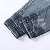 Dans la rue principale, les jeans pour hommes étaient usés avec des trous bleus et de la peinture, légèrement élastiques et ajustés.Les jeans VIOLET étaient à la mode chez les hommes