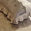 ベッドの上にベッドスプレッド3枚の豪華なレースベッドスカートが厚くなる美しいベッドリネンcal寝具シーツホームベッドスプレッドクイーン/キングサイズ240314