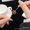 Marke Charm High Version van Ladybug Armband Frauen Neue Emaille Schmetterling Handstück Weiß Fritillaria Pflaumenblüten Flügel vier Blattgras