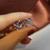 Kulak manşet kulak manşet moda ve basit düzensiz kalp şeklindeki kulak klip, kadın olmayan silikon küpeler için Kore Küpe Partisi Mücevher Hediyeleri y240326