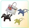 Porte-clés breloque de sac en cuir de mouton véritable, pendentif poney de haute qualité, ornement de sac à main classique fabriqué à la main, porte-clés pour voiture ou maison 5394757