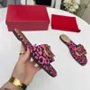 Sangarres de plage Classic Flat Talon Summer Designer paresseux chaussure Fashion Leopard Big Flops Flops Cuir Lady Slides Femmes Chaussures Hôtel Bath Dames Sandales Sandales Sandales