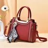 Borse a tracolla 2024 PU Secchiello in pelle Crossbody per le donne Ornamenti decorati Modelli femminili Fashion Lady Borse nere di lusso