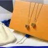 Pendant Women Exquisite Square Pendants Necklace Designer Fashion Womens Elegance Necklaces for Lady Temperament Simple Jewelry Retro Clavicle Chain