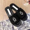 Straw Womens Designer Sandálias Sandálias Pretas Luxo Quadrado Strass Tecido Vintage Chinelos Acolchoados Tanga Slides Sapatos de Praia Ao Ar Livre Sandálias de Couro Flip-Flops