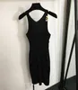 Novedad de verano, vestido de mujer con estilo, lentejuelas, hilo dorado, cabeza bordada como botón dorado, vestido tejido con tirantes