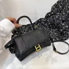 % 22 İndirim Tasarımcı Çantası 2024 Çantalar Moda Trend Crossbody Çok yönlü B-ailesi Timsah Deseni Kum Saati B-Line Moda Küçük Ağ