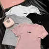 Damen-Strick-T-Shirts Designer 24 Frühjahr Neues europäisches Slim-Fit-Rundhals-Kurzarm-T-Shirt mit Schulterunterseite High-End-Oberteil Damenmode U7V0