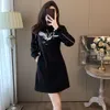 Kinesisk stil haute couture hoodie för kvinnor på höstvinter, med smal petite figur och en plysch svart casual klänning