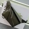 古典的なカルフスキントップデザイナーベルトバッグの男性ファッションショルダーバッグラグジュアリークロスボディバッグ特徴的な幾何学的なラインエンボス加工されたアナグラムロゴの小さなパズルバンバグ