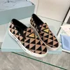 Designerskor Kvinnors plattform Sneakers 2024 Ny Plaid Mönster Triangel Letter Etikett Lace Up Plat Casual Shoes Storlek 35-41