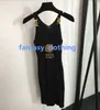 Novedad de verano, vestido de mujer con estilo, lentejuelas, hilo dorado, cabeza bordada como botón dorado, vestido tejido con tirantes