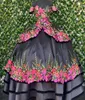Seksowne czarne kwiaty 3D kwiatowe sukienka Quinceanera Charro Mexican XV Gradaution Cocktail Sukienki satynowe z rękawami suknia balowa SWE9664080
