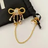 MU Brand Luxury Designer Brooch Shing Crystal Sweet Bow Charm Lady Lady for Women Cute Bowknot Broche Brouches Party Jewelry Gift