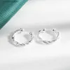 Manchette d'oreille Manchette d'oreille Livvy Argent Simple Boucles d'oreilles torsadées adaptées aux femmes Oreilles non perforées Bijoux de fête de couple à la mode et chaleureux Y240326