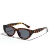 Solglasögon kvinnors lyxiga vintage varumärkesdesigner skuggor uv400 kvinnliga trendiga nitar solglasögon svart leopard