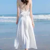 Kobieta biała szyfonowa sukienka Słodka i piękna letnia sukienka wisząca na plażę nadmorską wakacje 240326