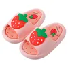 Filles pantoufles mignonnes enfants fruits fraise maison pantoufles antidérapantes salle de bain intérieure parents et enfants chaussures d'été chaussures d'extérieur 240311