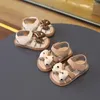 Детские сандалии First Walkers, коллекция 2024 года, летние модные детские сандалии принцессы с открытым носком для девочек, повседневная пляжная обувь на плоской подошве с мягкой подошвой