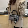 Handla crossbody väska billig export vår 2024 nisch kvinnor handväska version och enkel axel fashionabla trendbrct