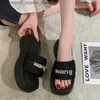 Pantofole Pantofole nere con punta quadrata per donna che indossano il nuovo pan di spagna estivo con suola spessa per pantofole fresche con diamante per acqua all'aperto per donna Q240326
