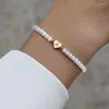 Link pulseiras cor dourada A-Z 26 letras em inglês coração em forma de pingente pulseira para mulheres homens resina delicada artesanal frisado elástico