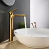 Rubinetti per lavandino del bagno Rubinetto in oro spazzolato alla moda Miscelatore per lavabo alto in ottone massiccio Bagno d'acqua e freddo di alta qualità