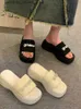 Slippers vrouwen om buiten te dragen in de zomer nieuwe biscuit hoogte toenemende sandalen dikke zolen strass strandsandalen Q240326