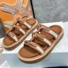 Runway-Frauen-Designer-Hausschuhe sind neu eingetroffen. Dicke Sohle außerhalb der Gehhöhe erhöhende Flip-Flops für den Sommerurlaub am Strand